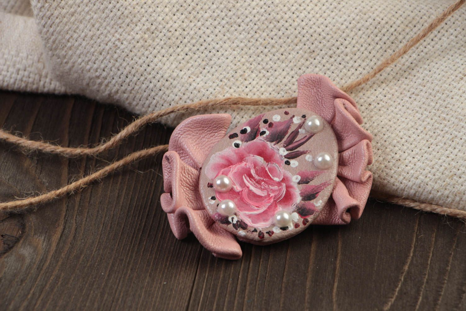 Petite broche en cuir naturel avec peinture faite main rose design de créateur photo 1