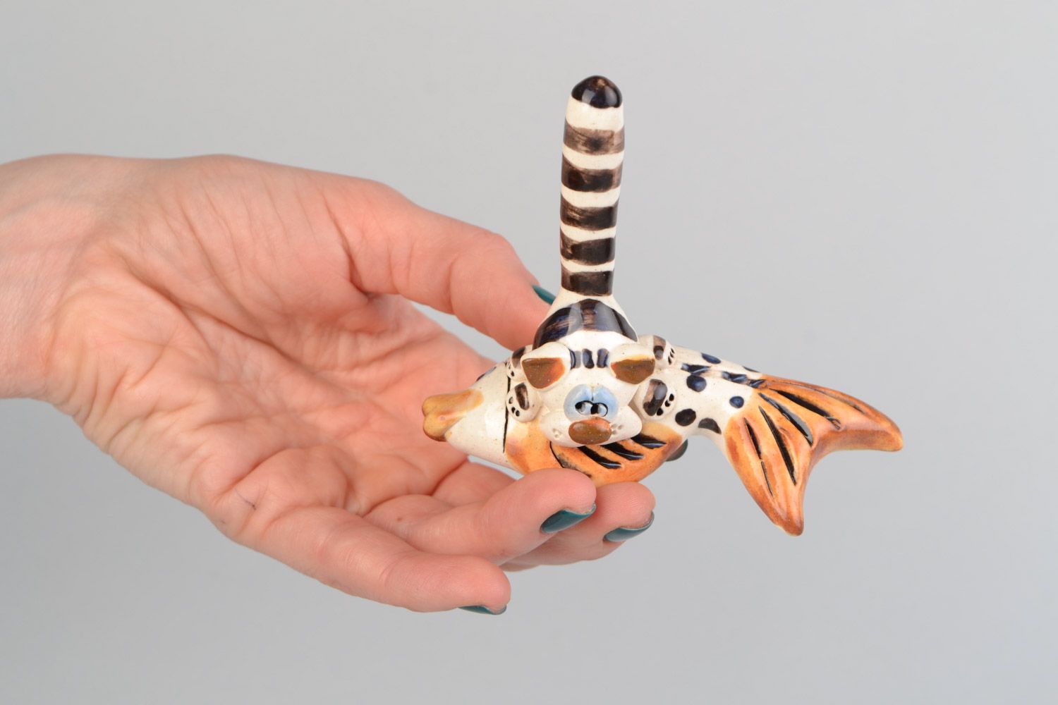 Figura cerámica artesanal pintada gato con pez soporte para anillos foto 2