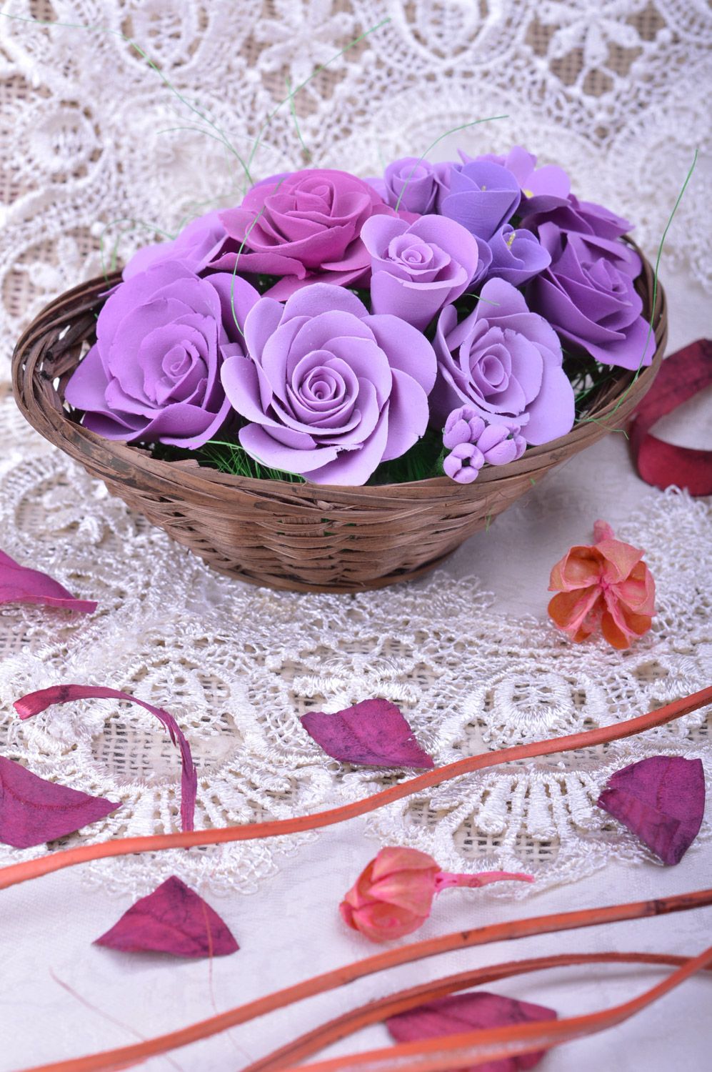 Плетеная корзина с цветами из полимерной глины ручной работы Сиреневые розы фото 1