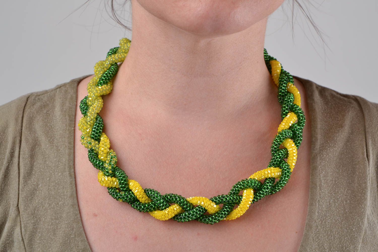 Зеленое с желтым ожерелье из бисера ручной работы связанное крючком Лариат фото 1
