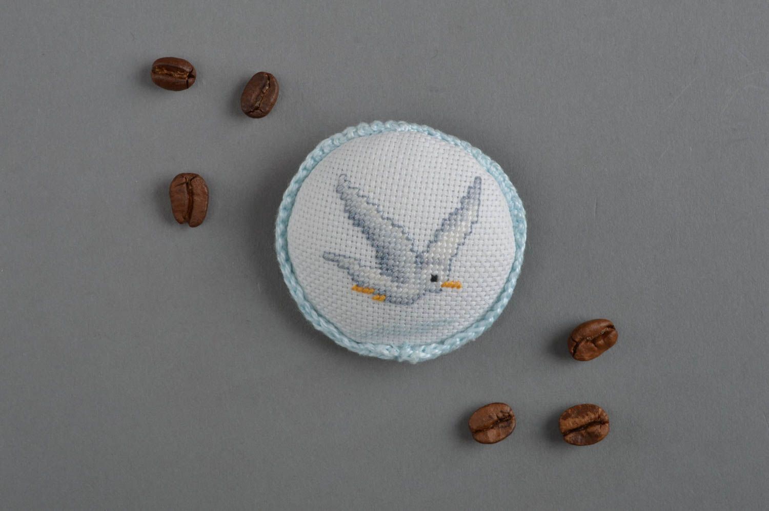 Schöne himmelblaue runde kleine weiße handgemachte Brosche mit Stickerei Vogel foto 1