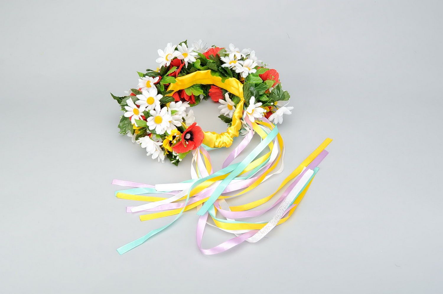 Ghirlanda con fiori artificiali fatta a mano accessorio originale da donna foto 1
