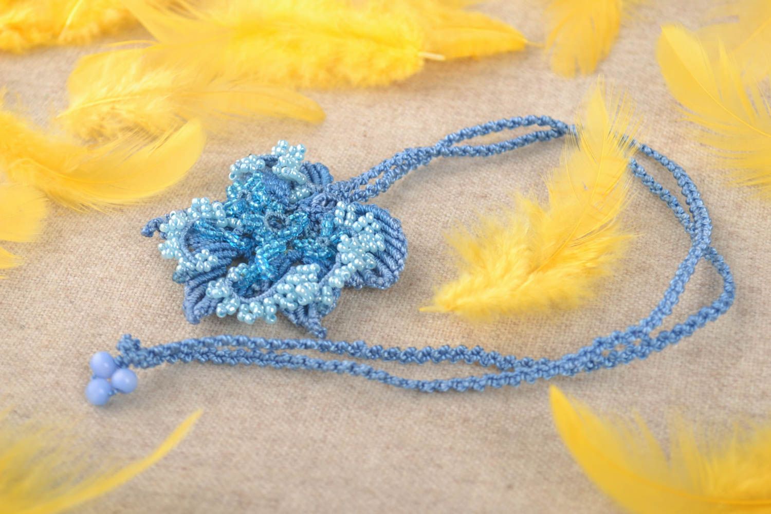 Украшение ручной работы плетеный кулон подвеска на шею с бисером голубая фото 1