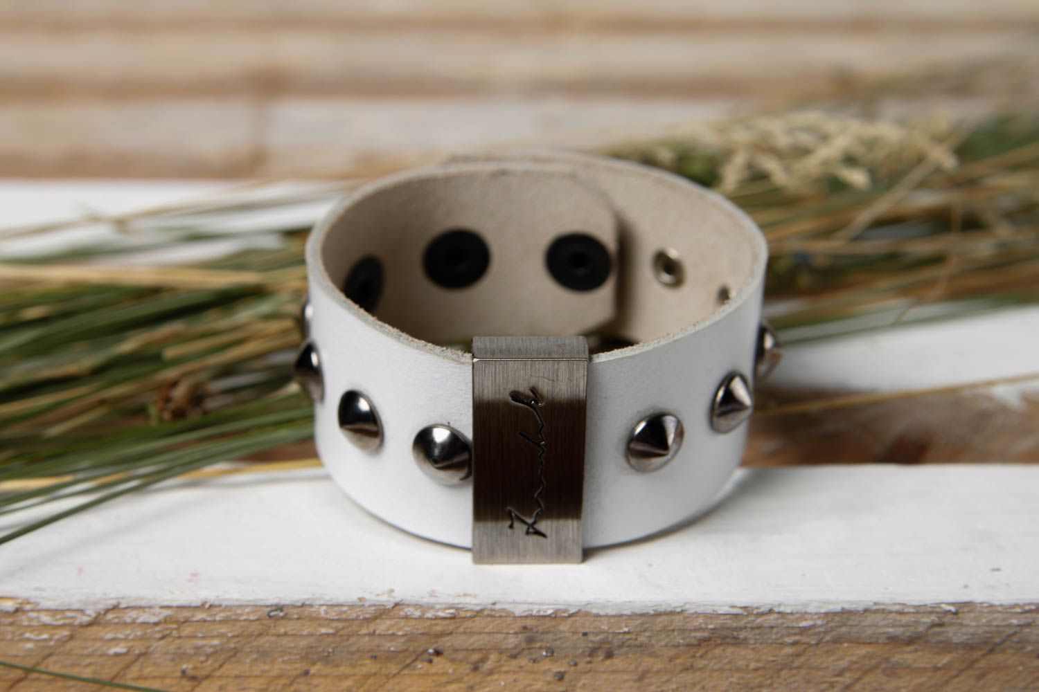 Bracelet cuir fait main Bracelet design blanc large rivets Accessoire en cuir photo 1