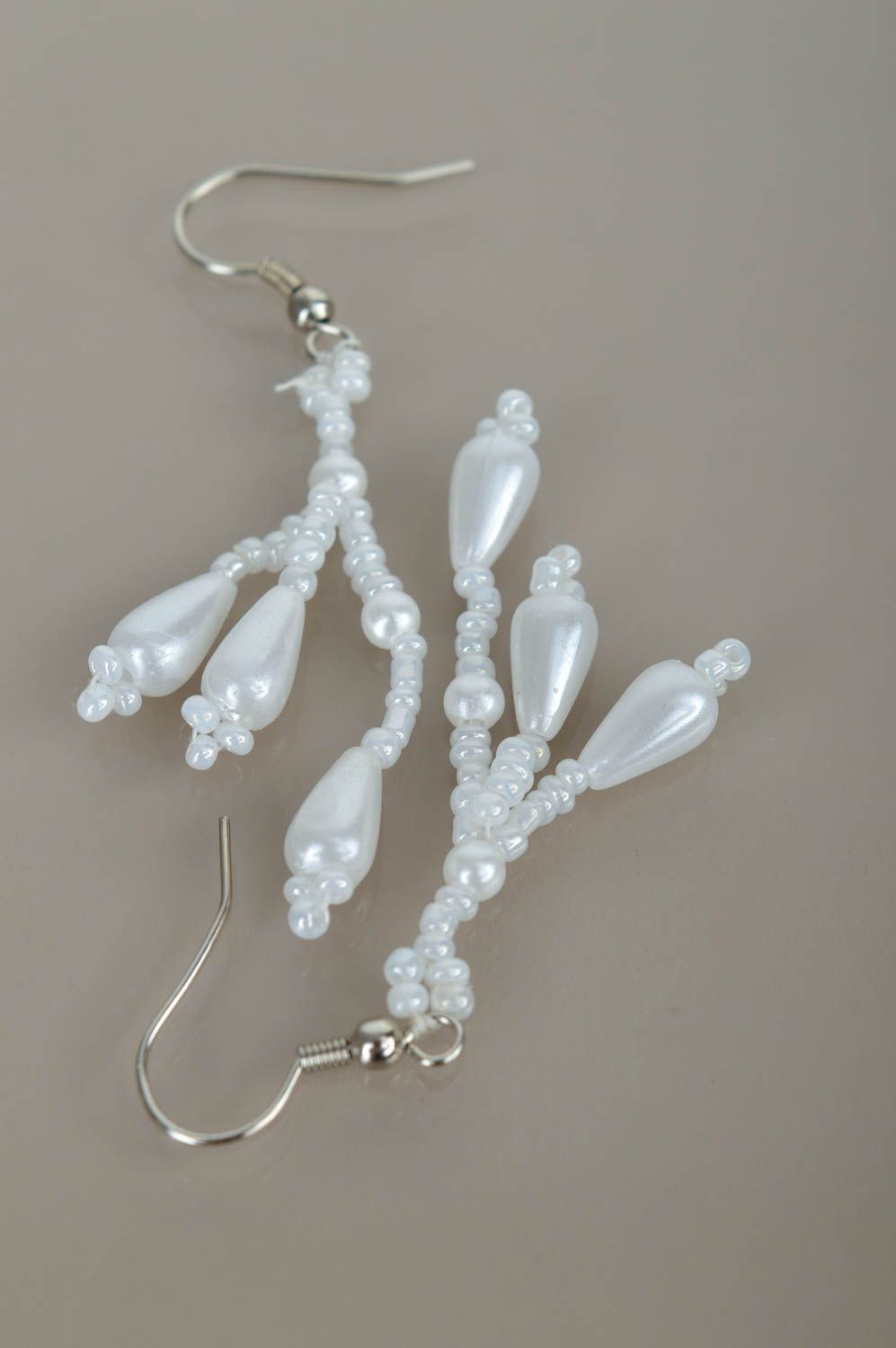Серьги ручной работы модные серьги длинные белые красивые серьги из бисера фото 4