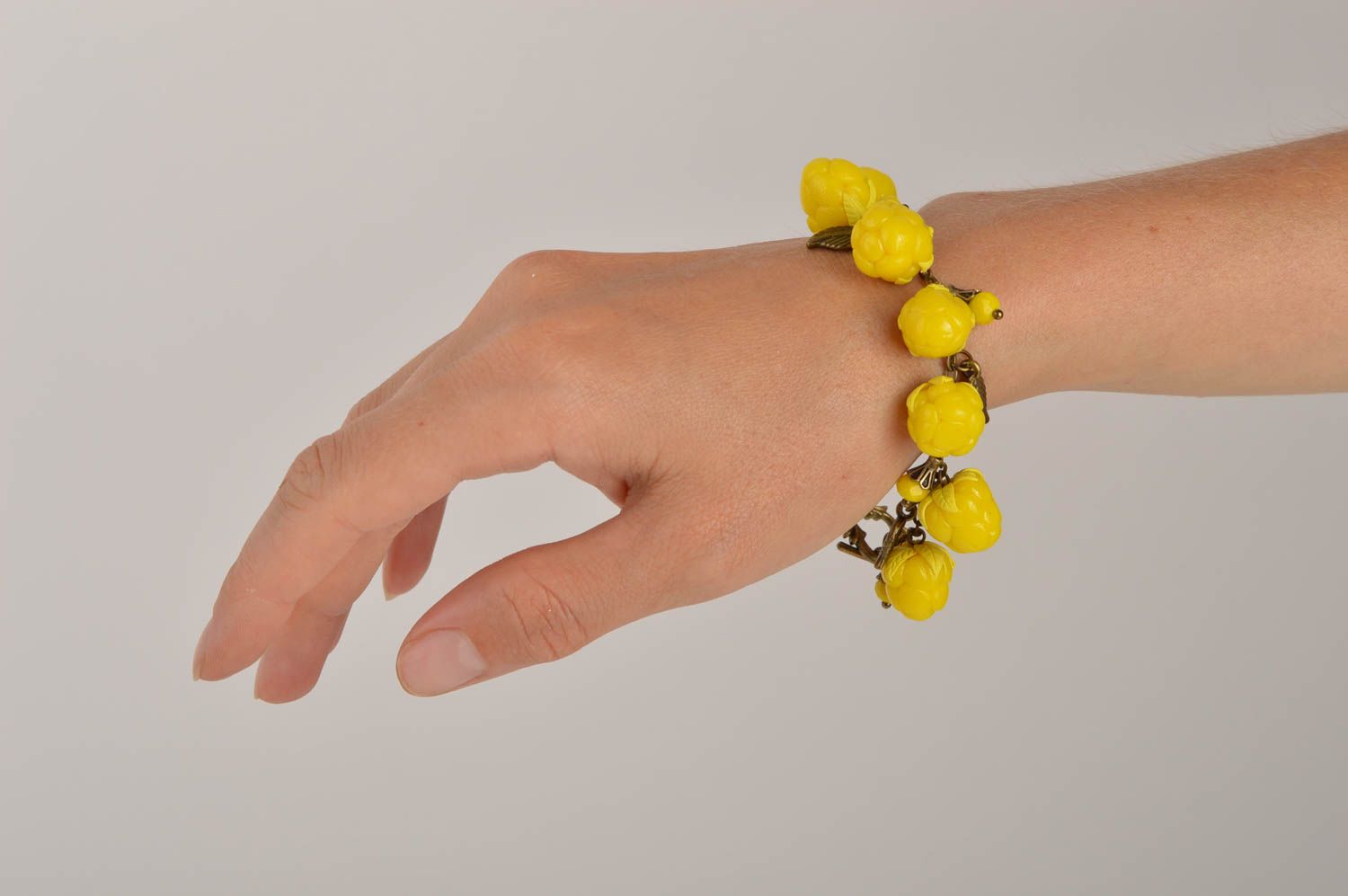 Bracelet pate polymere Bijou fait main jaune avec chaîne Accessoire femme photo 3