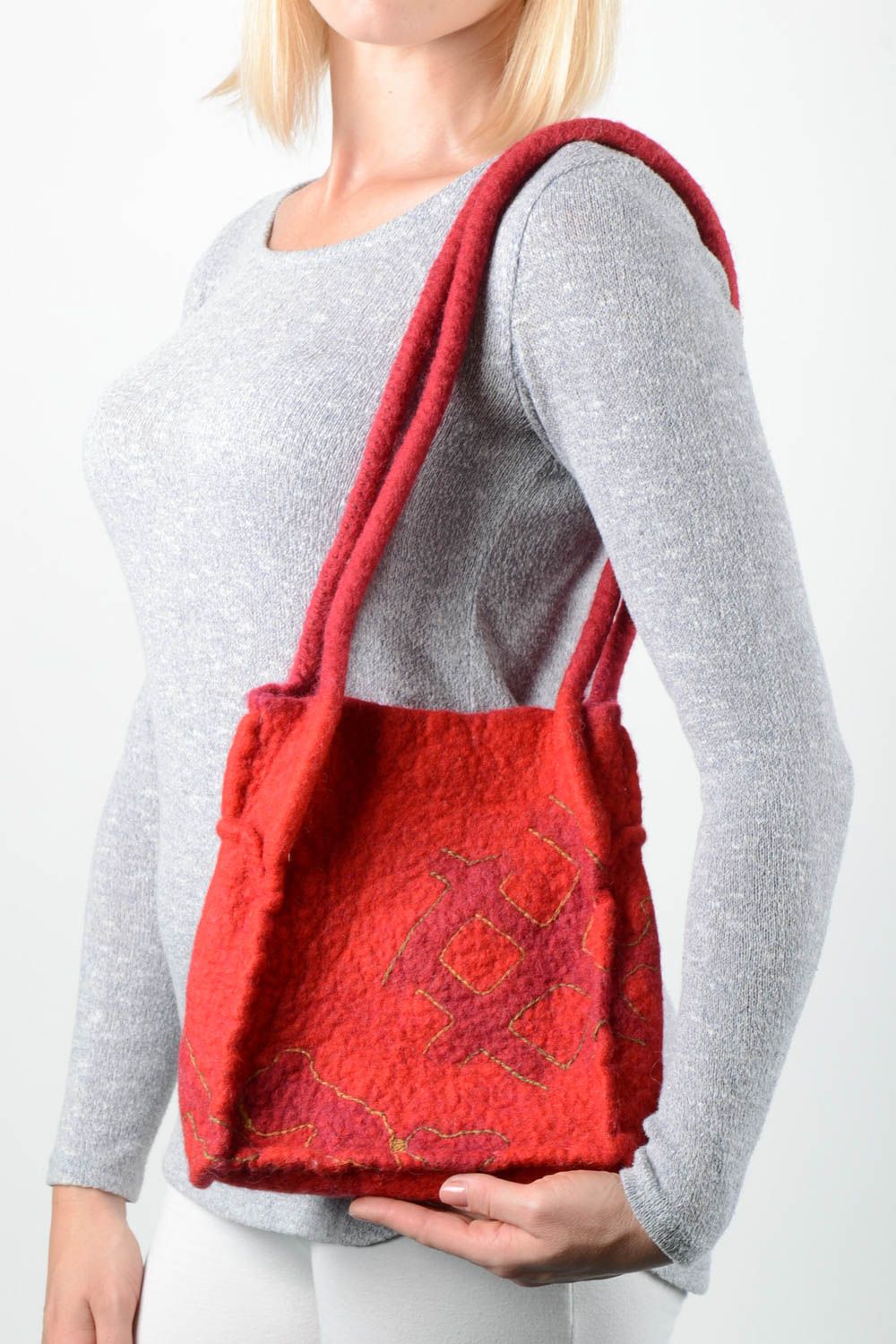 Handmade Damen Tasche in Rot Accessoire für Frauen Tasche aus Wolle gefilzt foto 1
