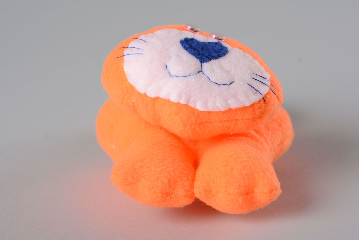 Brinquedo macio de tecido feito à mão Gatinho cor de laranja  foto 5