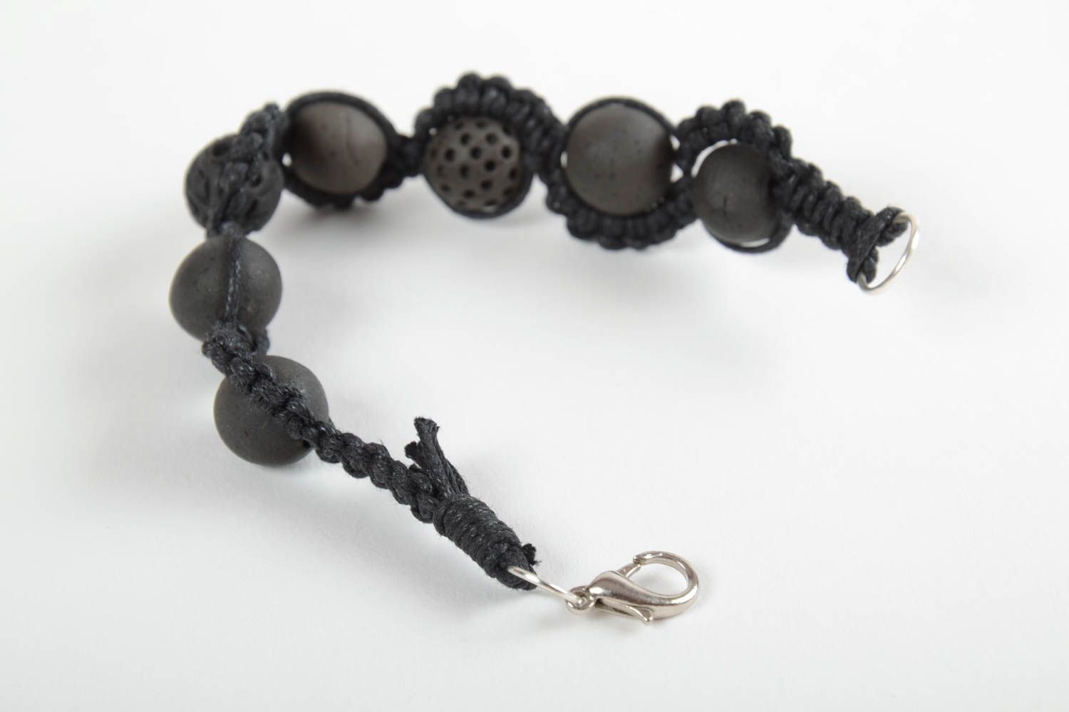 Авторский плетеный браслет с керамическими бусинами темный аксессуар хенд мейд фото 4