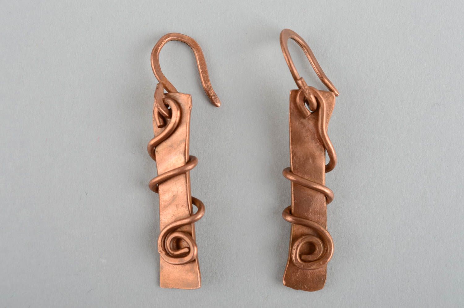 Оригинальные продолговатые женские серьги на уши из металла ручной работы фото 2