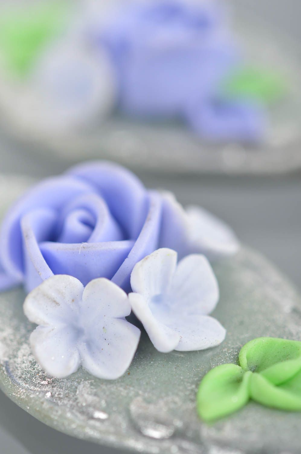Boucles d'oreilles en pâte polymère allongées bleu gris faites main avec fleurs photo 4