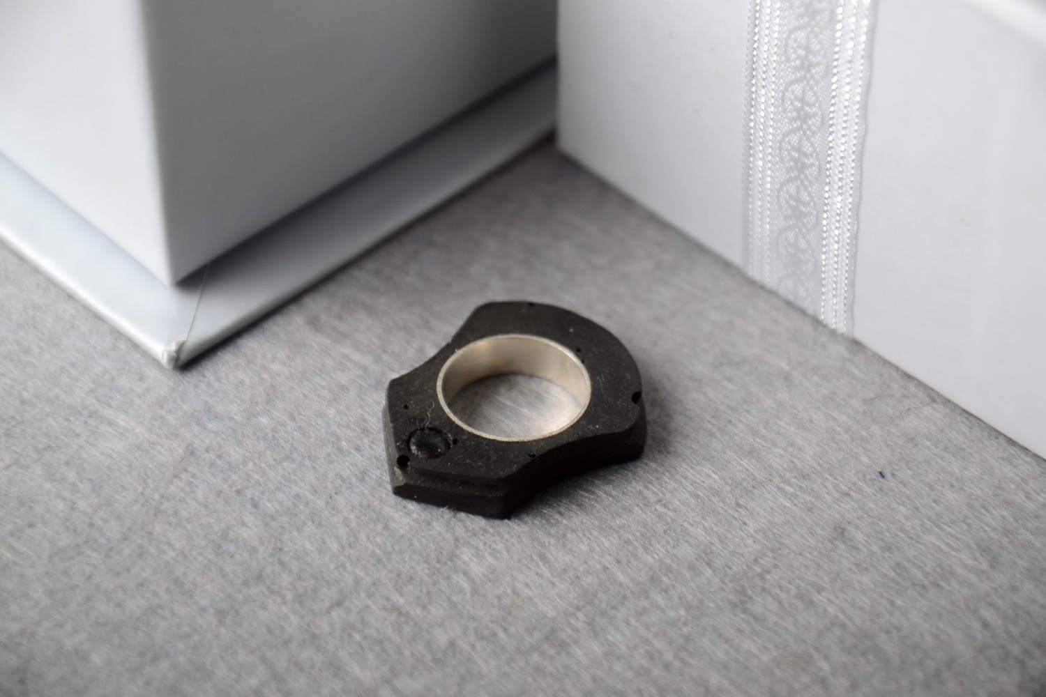 Кольцо ручной работы черное женское кольцо авторское модное кольцо из серебра фото 1