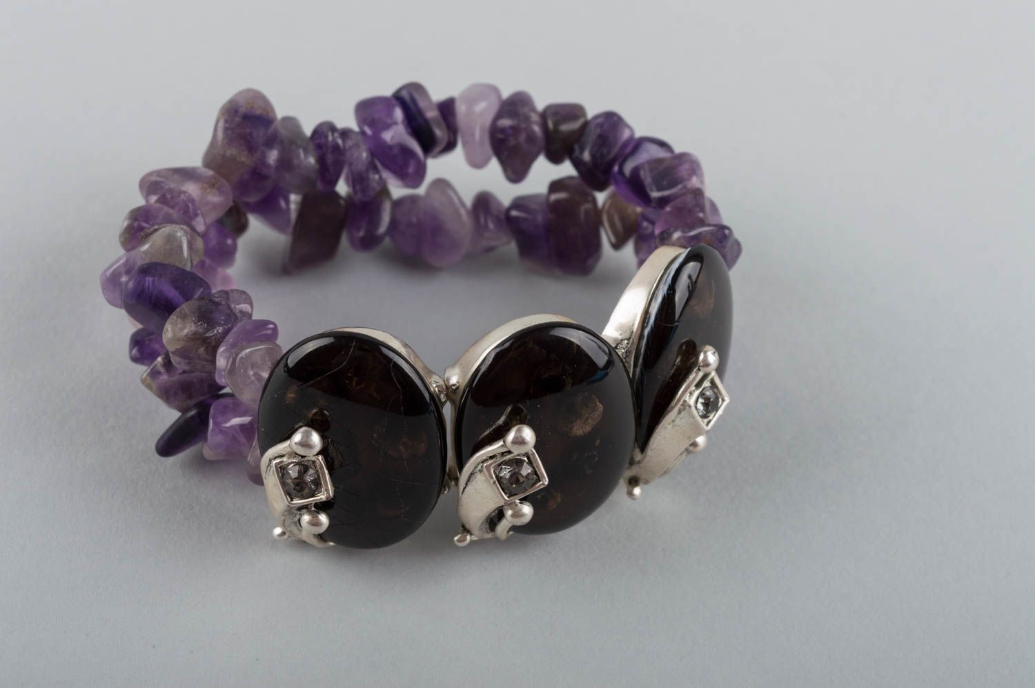 Bracelet en améthyste et laiton volumineux violet-noir fait main original  photo 3