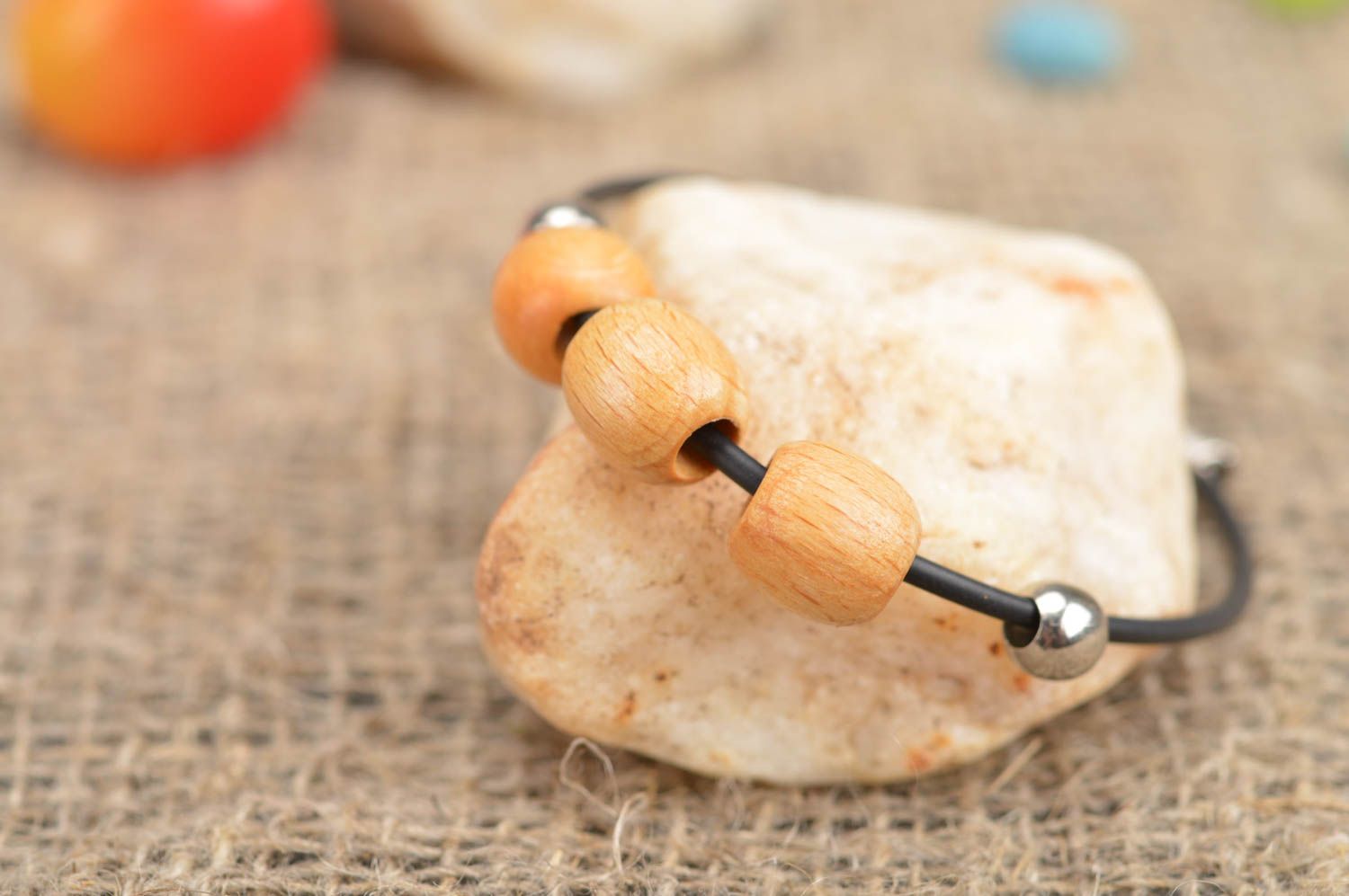Bracelet en perles de bois et fil en caoutchouc fait main écologique design photo 1