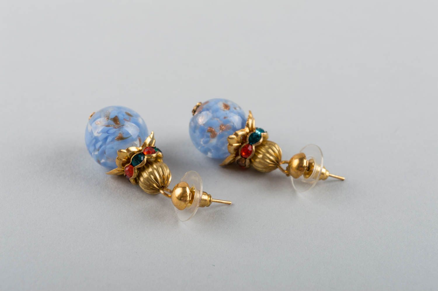 Kleine elegante blaue handgemachte Ohrringe mit Anhängern Glas und Messing foto 4