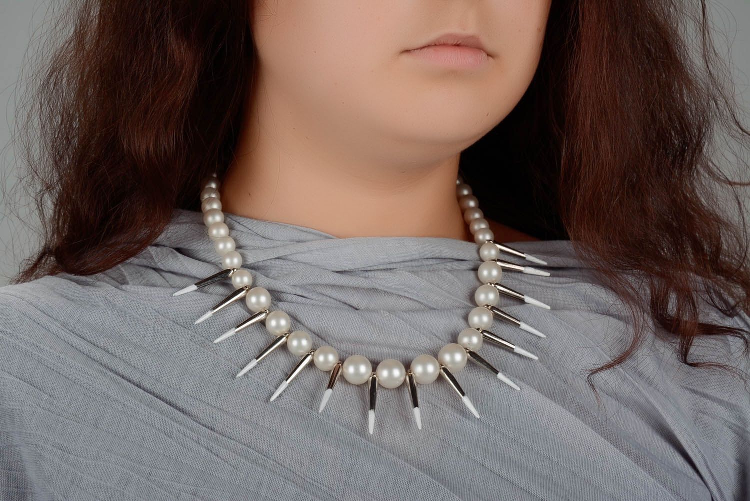Collier de piques et perles artificielles photo 4