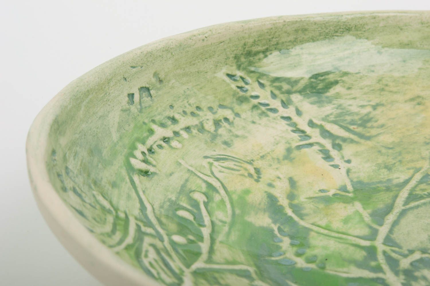 Авторская керамическая тарелка из белой глины с росписью глазурью ручной работы фото 4