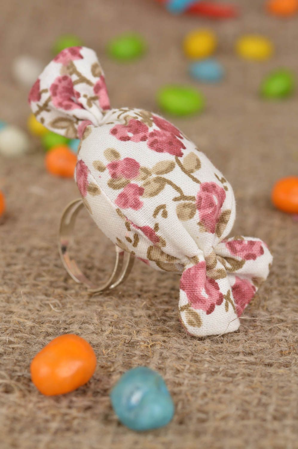 Кольцо из хлопка в виде конфетки ручной работы мягкое с регулируемым размером фото 1