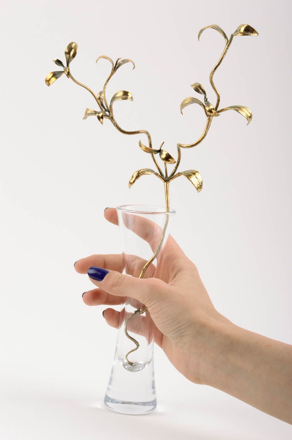 Декоративная стеклянная ваза ручной работы с веточкой из латуни для интерьера фото 3