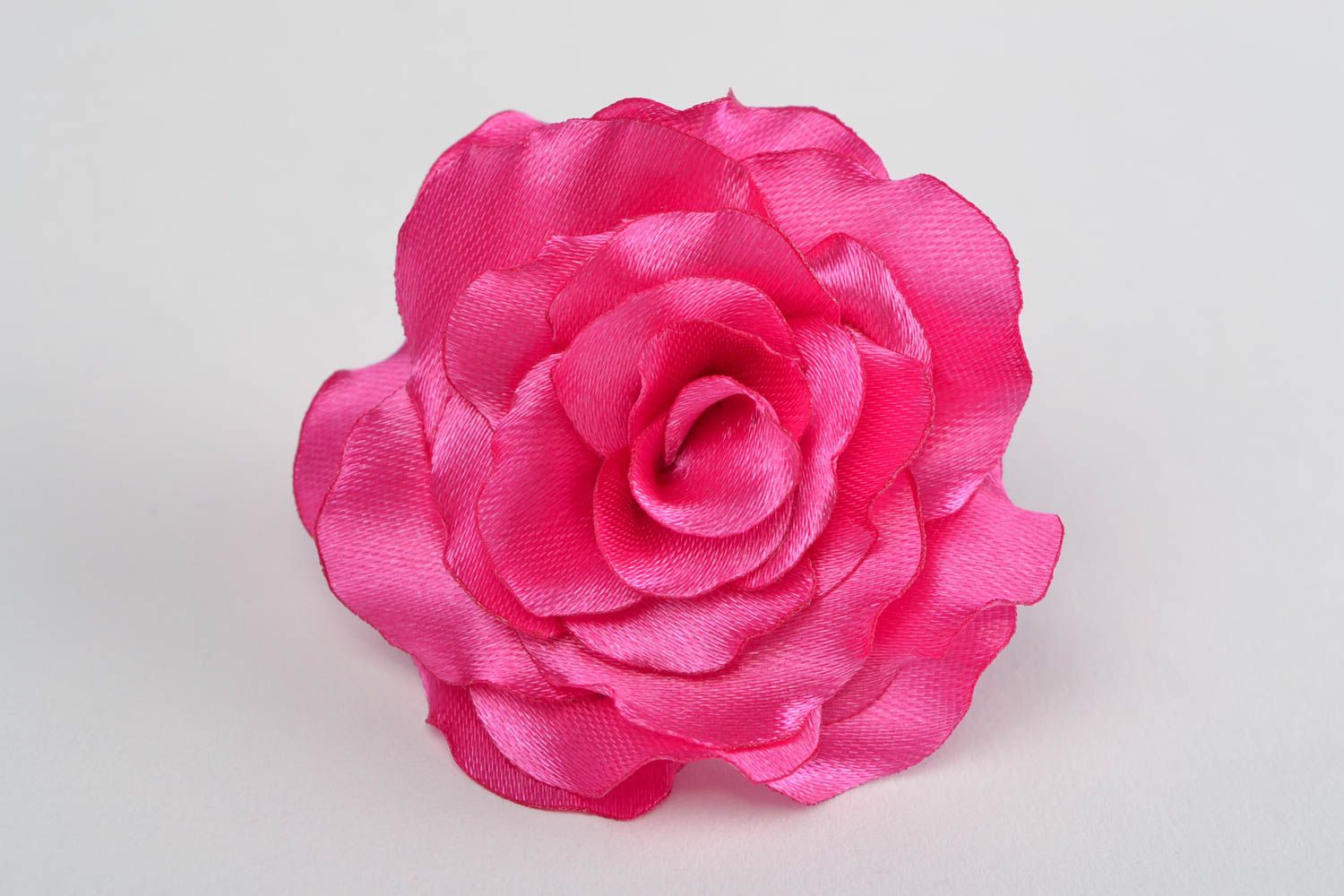 Coletero para el cabello con flor de cintas de raso kanzashi rosada artesanal
 foto 3