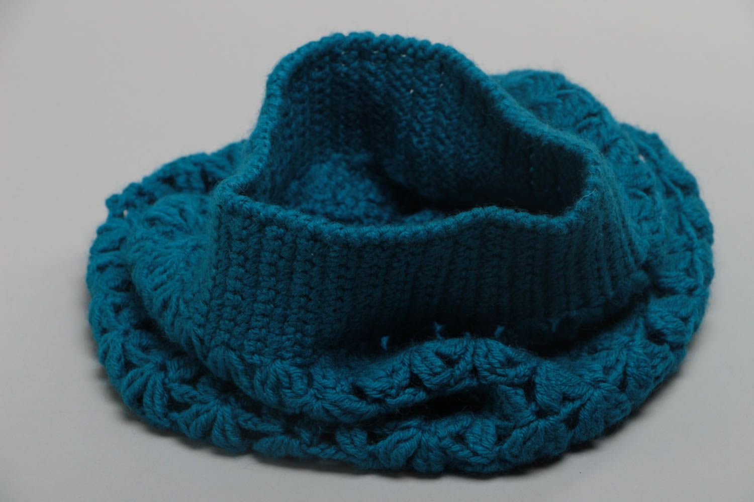 Béret tricoté en laine naturelle au crochet turquoise foncé ajouré fait main photo 2