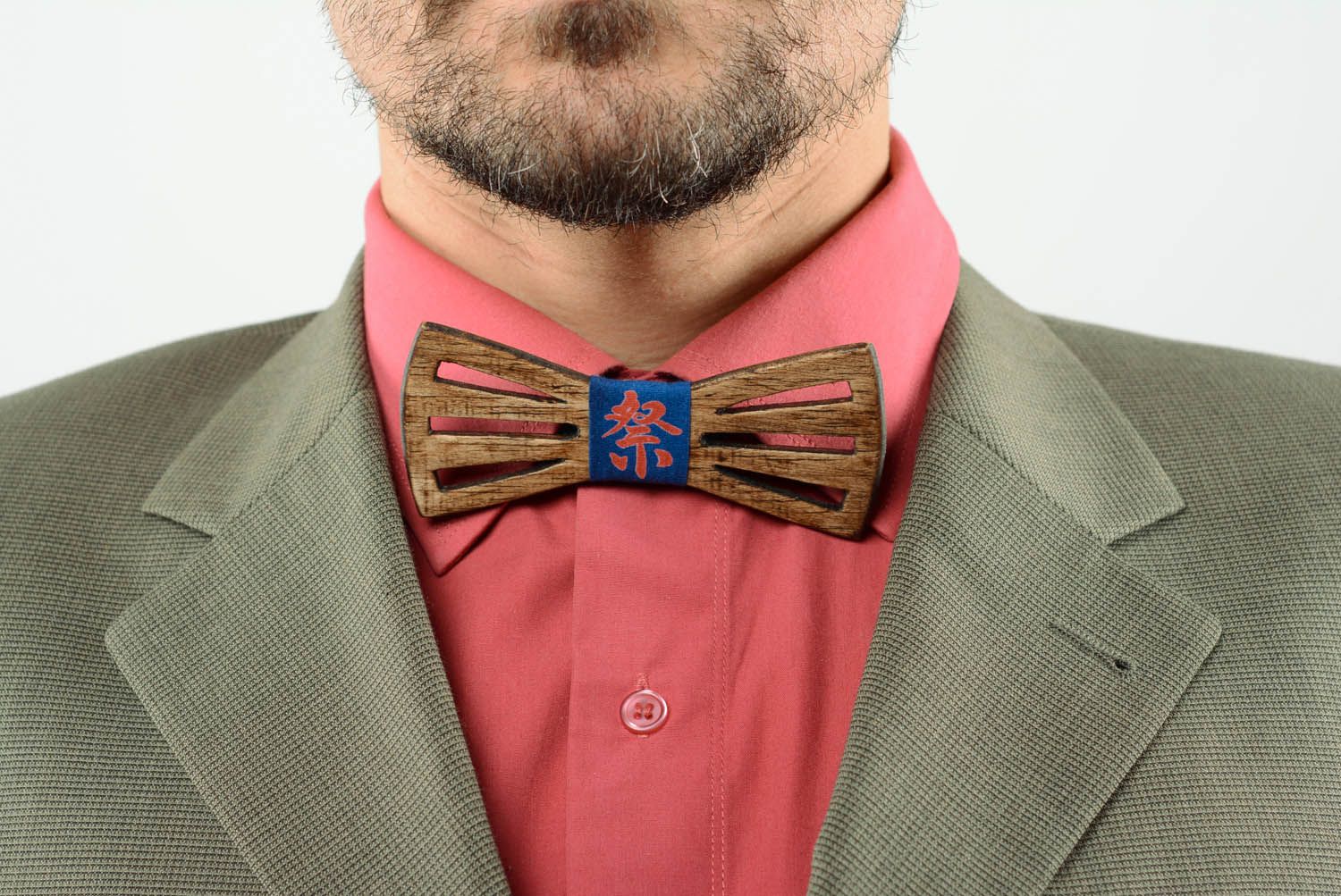 Unusual wooden bow tie East photo 1