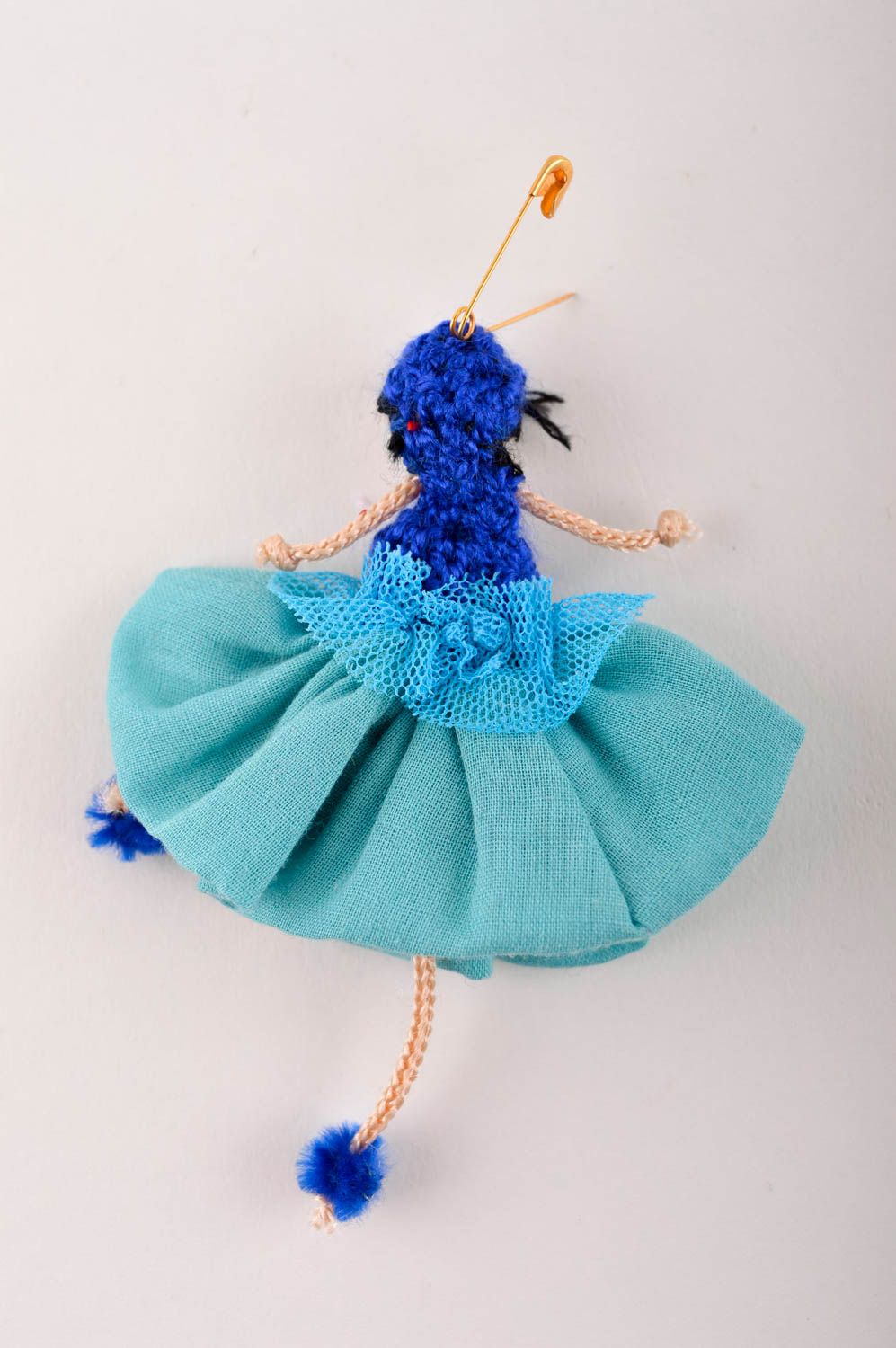 Broche fait main Bijou fantaisie textile Accessoire femme Poupée en bleu photo 5