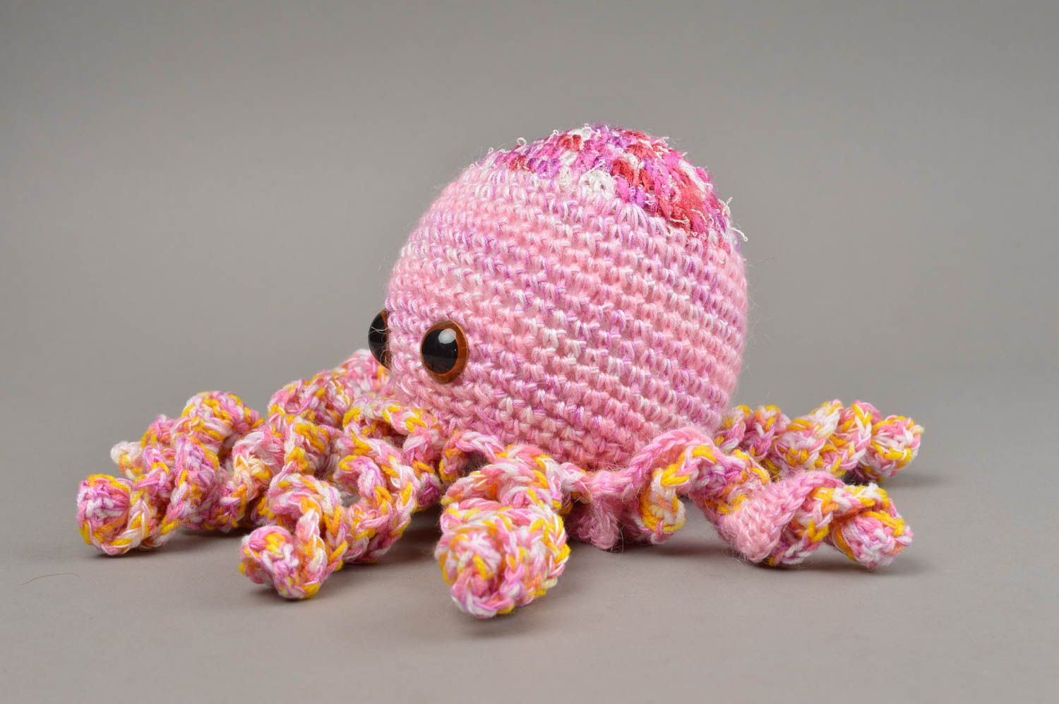 Мягкая вязаная игрушка осьминог розовый смешной красивый ручной работы фото 2