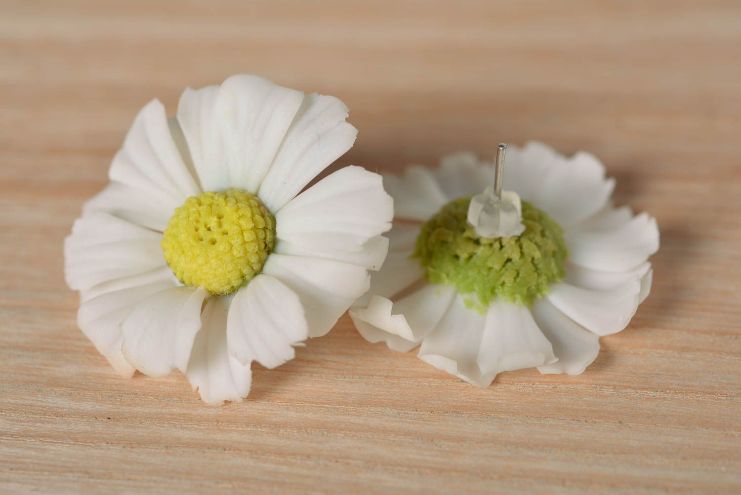 Blume Ohrstecker aus Polymerton handmade stilvoll Kamillen modisch für Frauen foto 1
