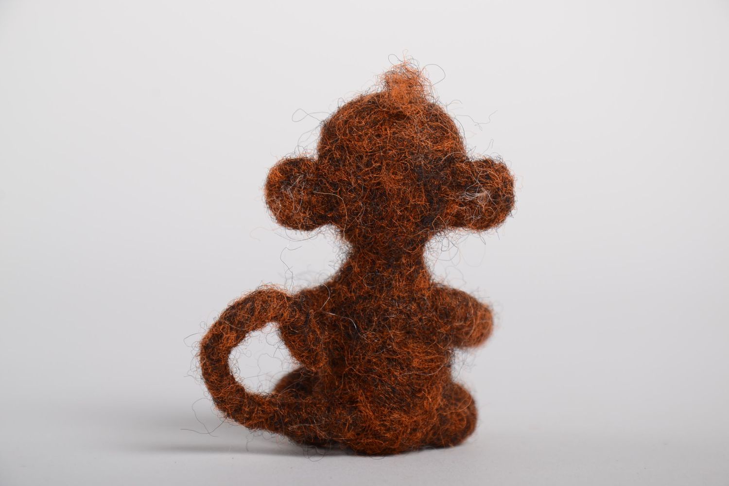 Валяная игрушка хэнд мэйд игрушка из шерсти мягкая игрушка коричневая обезьянка фото 4
