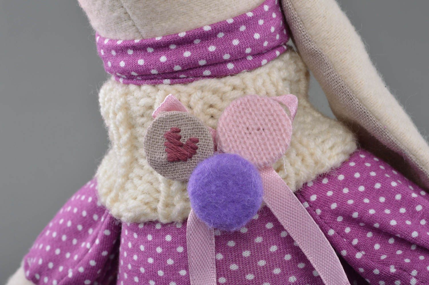 Petite peluche lapin en coton blanche en gilet mauve déco jouet pour enfant photo 2