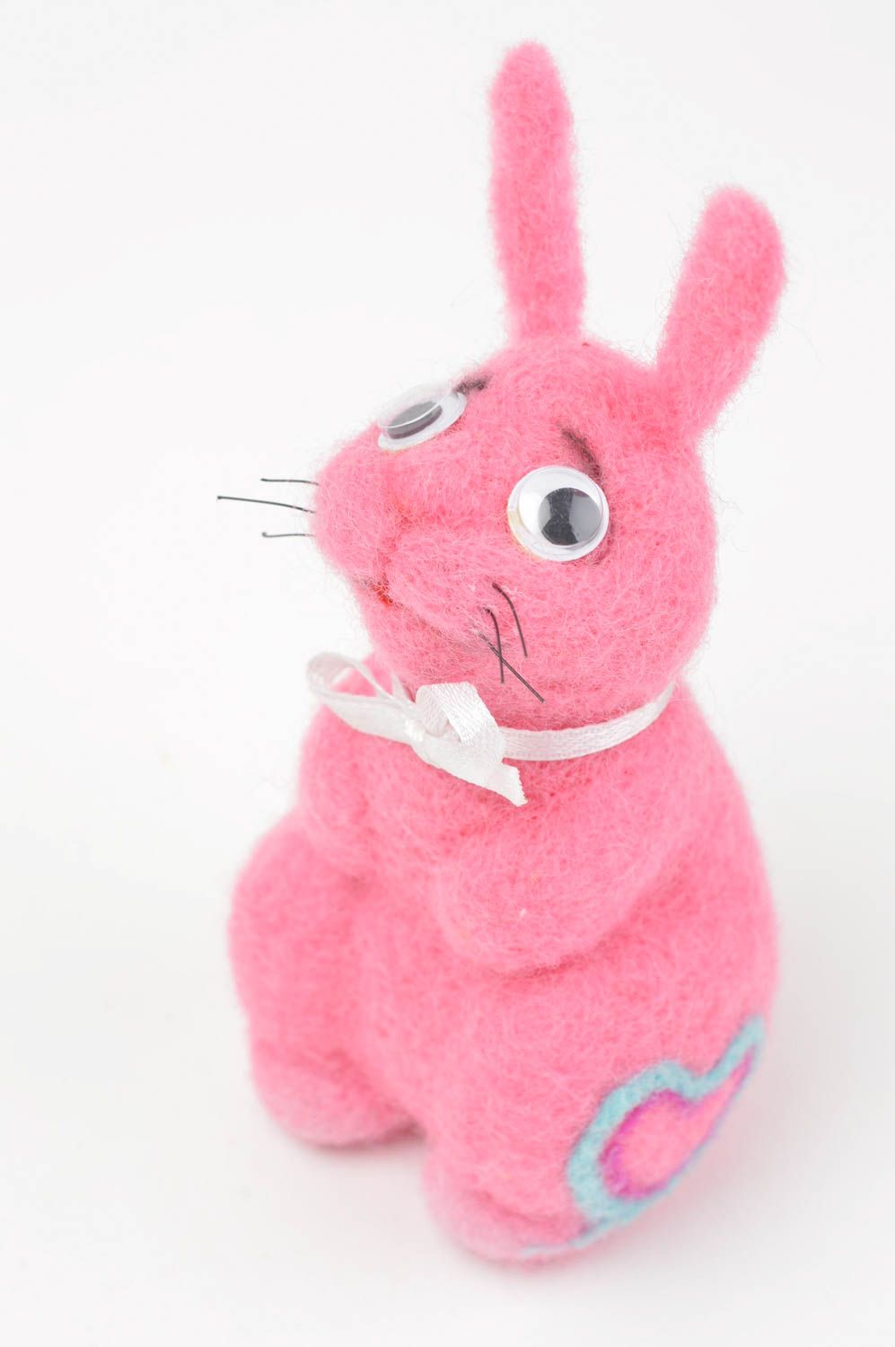 Peluche décorative fait main Jouet en laine Cadeau enfant Lapin rose avec coeur photo 3
