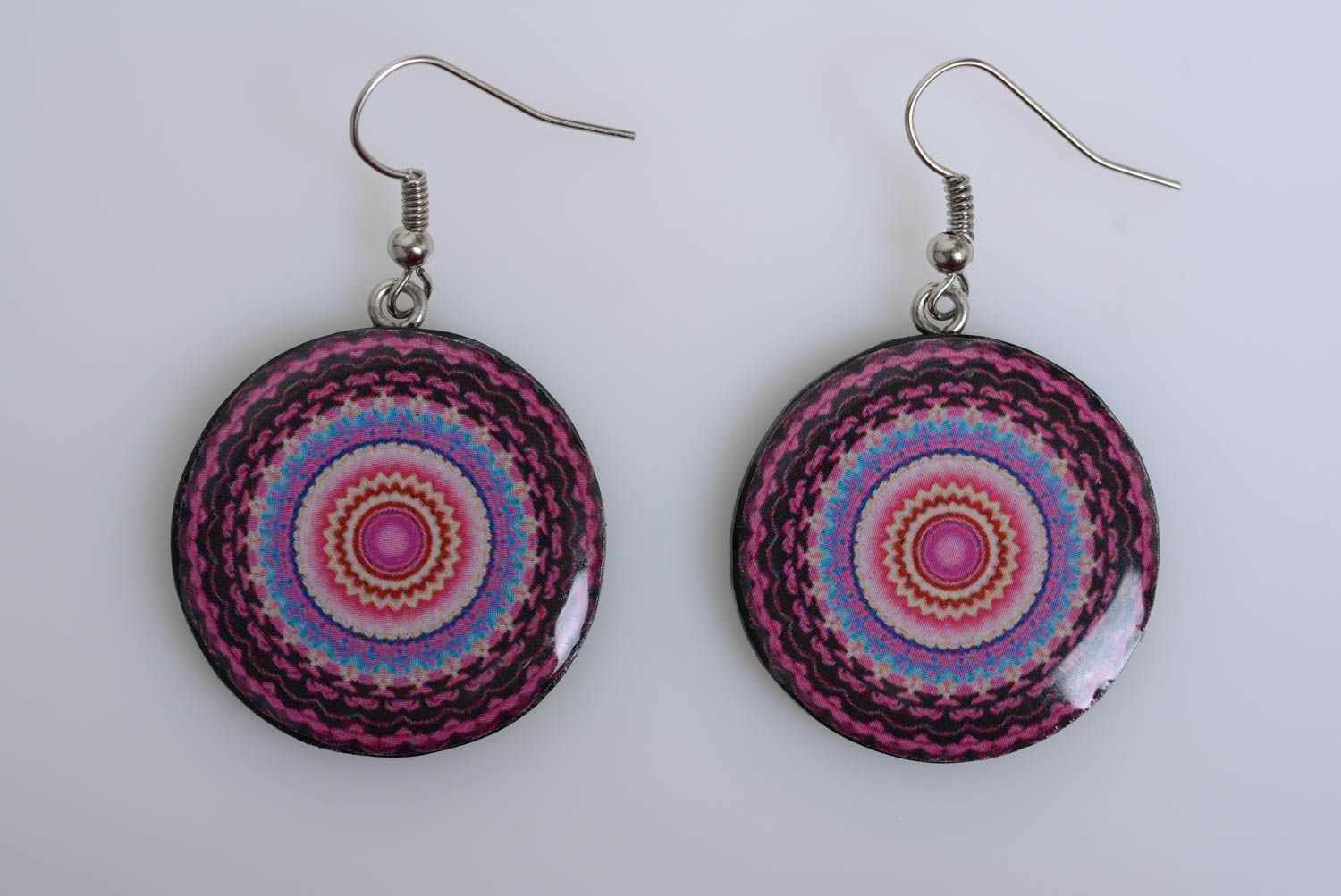 Künstlerische Runde Ohrringe aus Polymer Ton mit Ornament im Ethno Stil violett foto 4