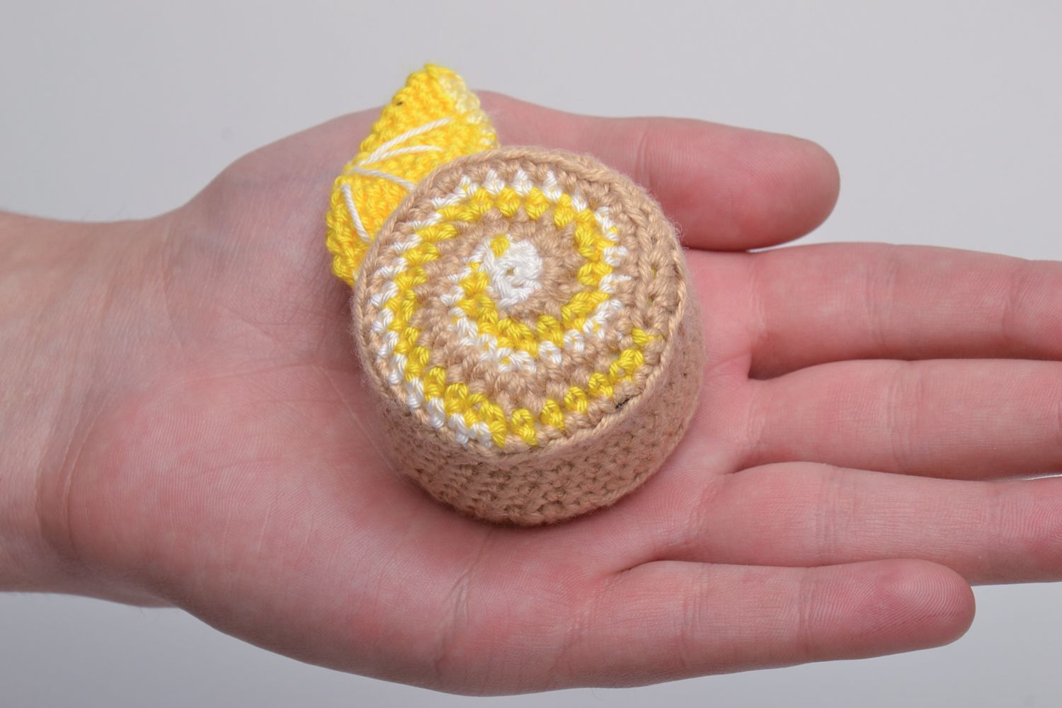 Petit jouet décoratif tricoté au crochet brun rond fait main Tortilla roulée  photo 5