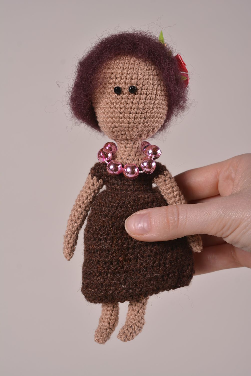 Мягкая игрушка кукла ручной работы кукла крючком в кофейном платье красивая фото 3
