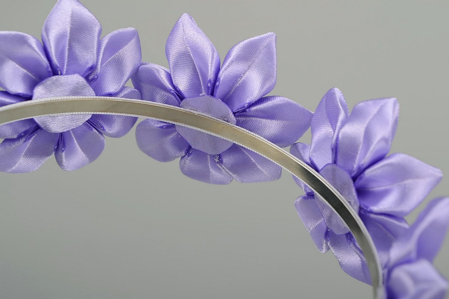 Diadema,corona para el pelo con flores de raso De color lila foto 1