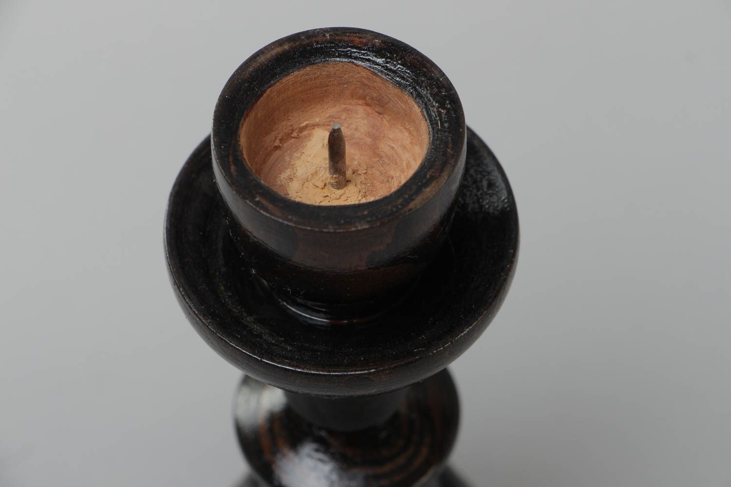 Candelero artesanal tallado de madera oscuro para una vela estrecha   foto 3