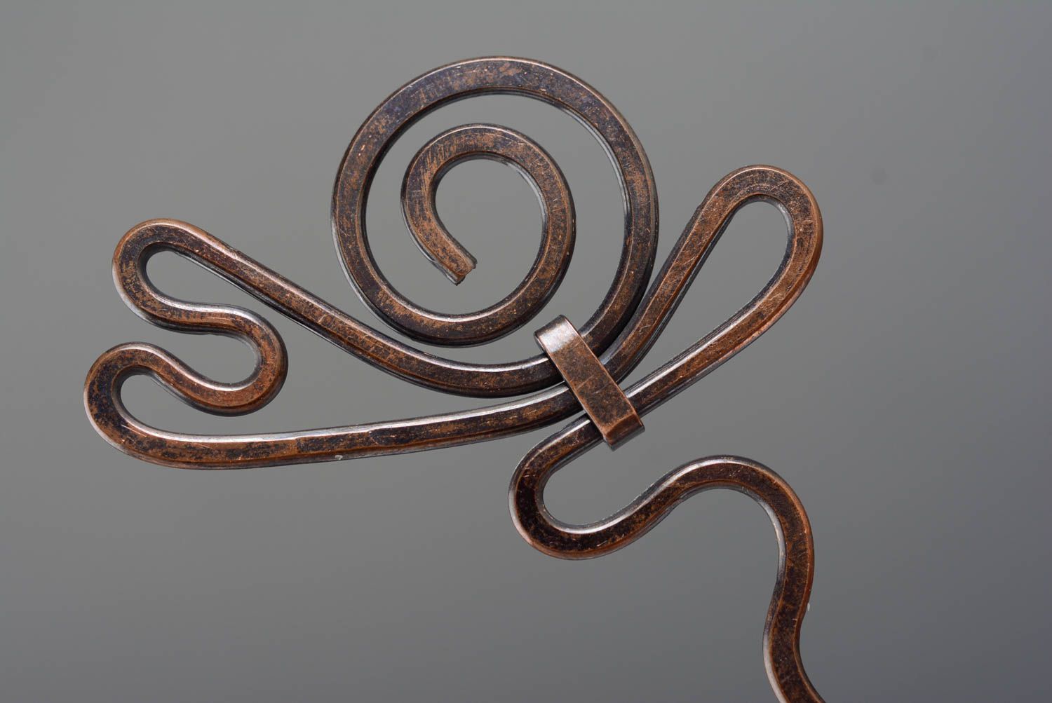 Schöne künstlerische elegante Haarnadel aus Metall in der Wire Wrap Technik foto 2