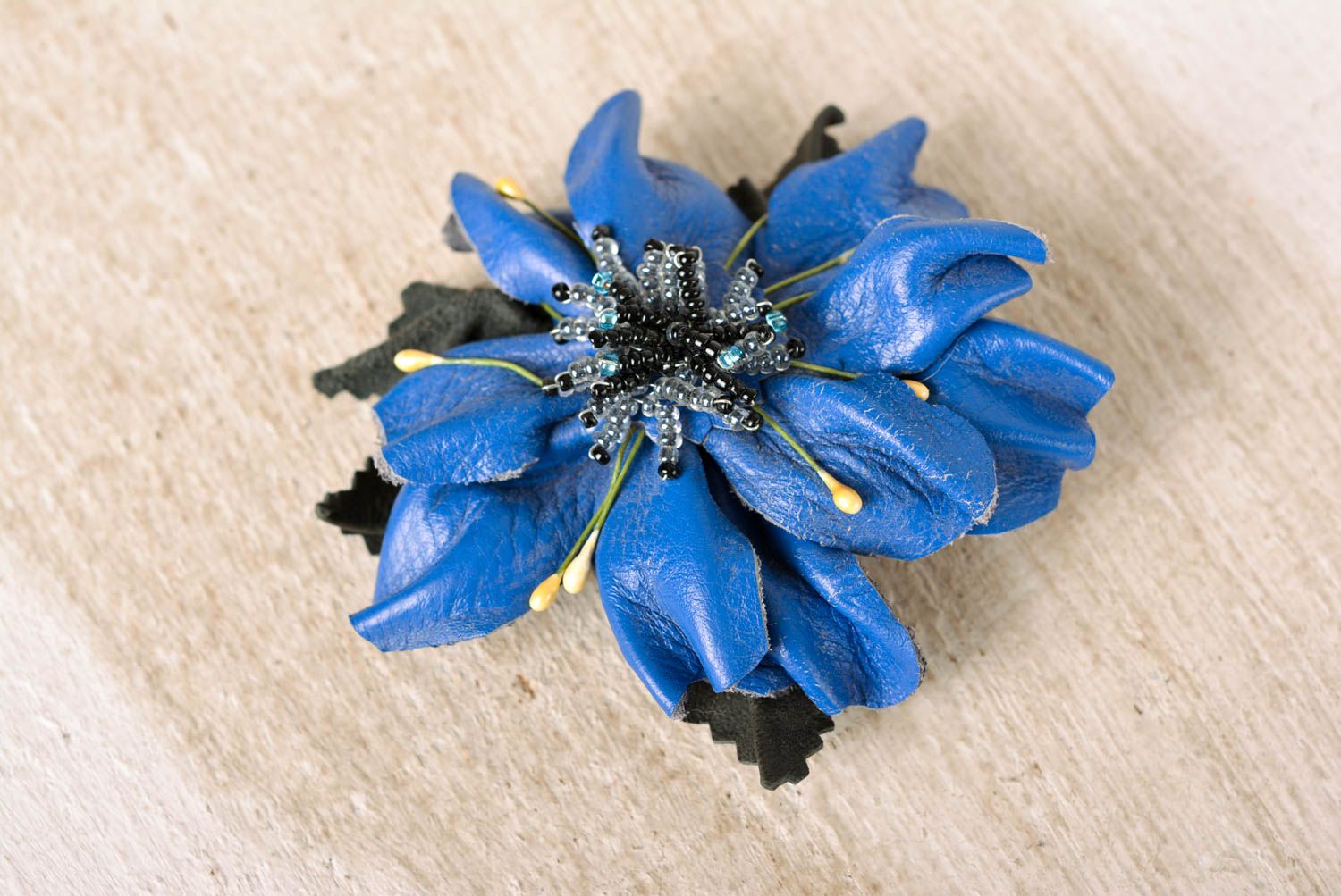 Broche fleur faite main Barrette cheveux bleu vrai cuir Accessoire femme photo 1