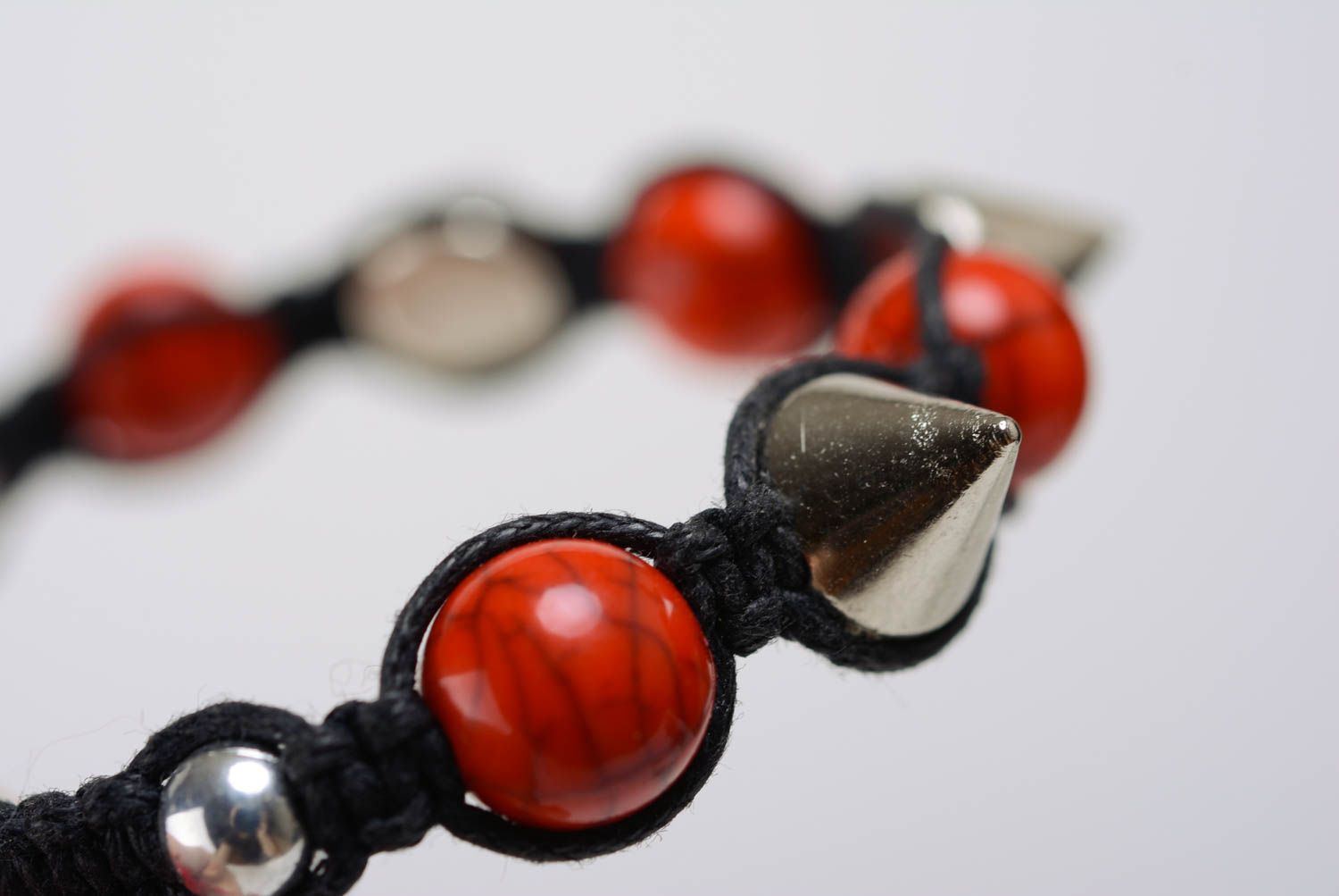 Bracelet en macramé noir avec piques et perles rouges acryliques fait main photo 4