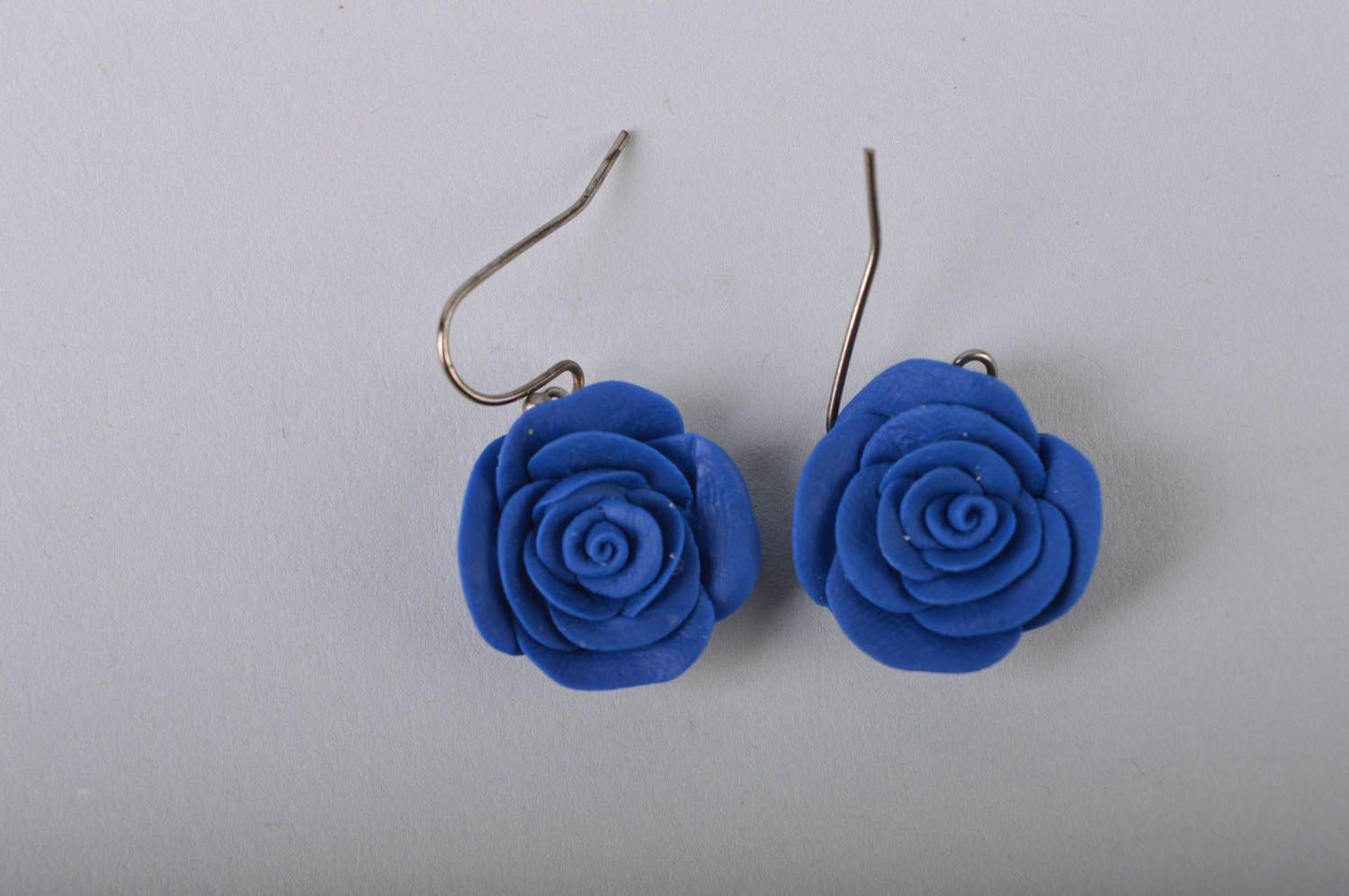 Handmade beautiful moulded earrings made of cold porcelain in shape of roses photo 2