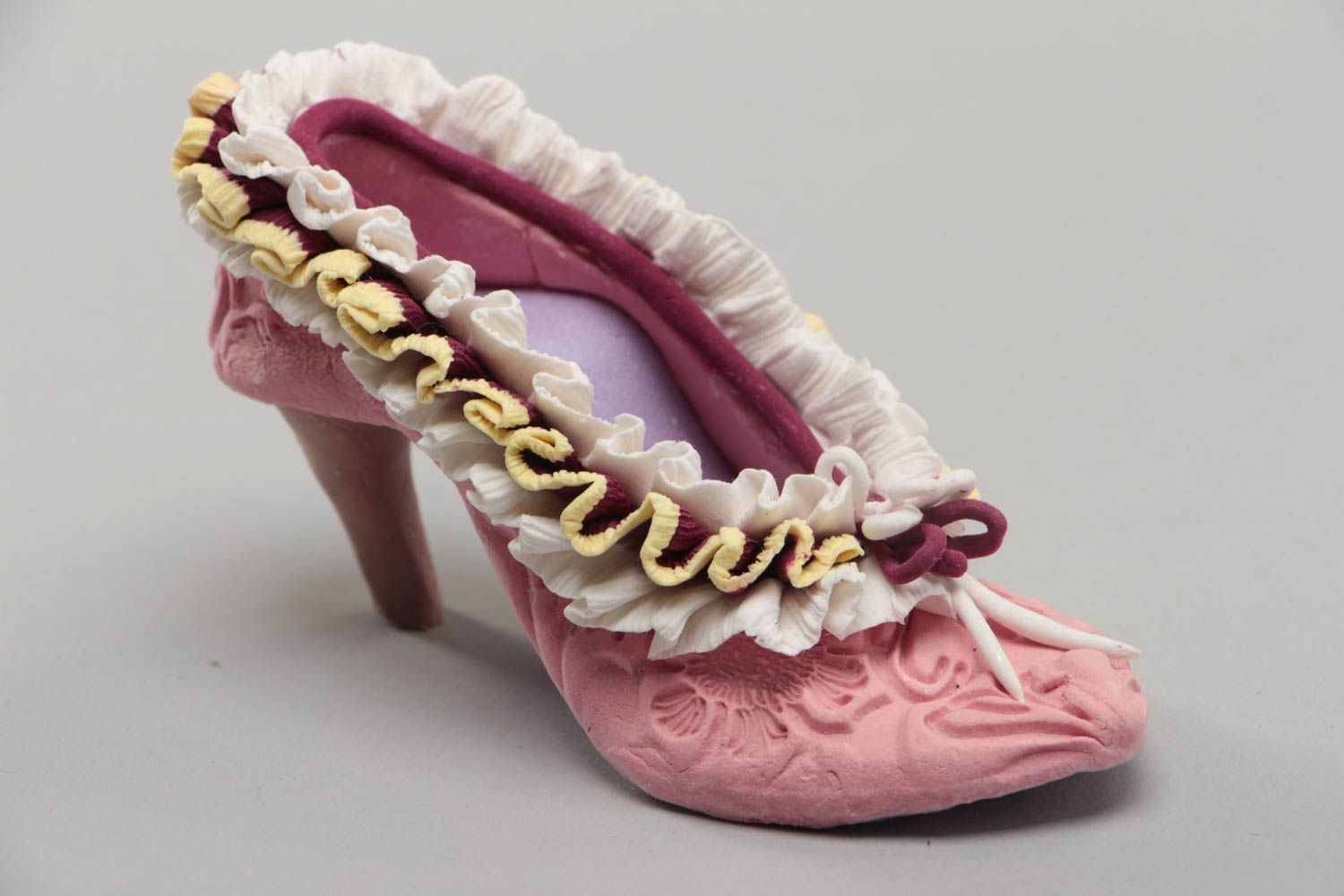 Красивая статуэтка из полимерной глины в виде розовой туфельки ручной работы фото 3