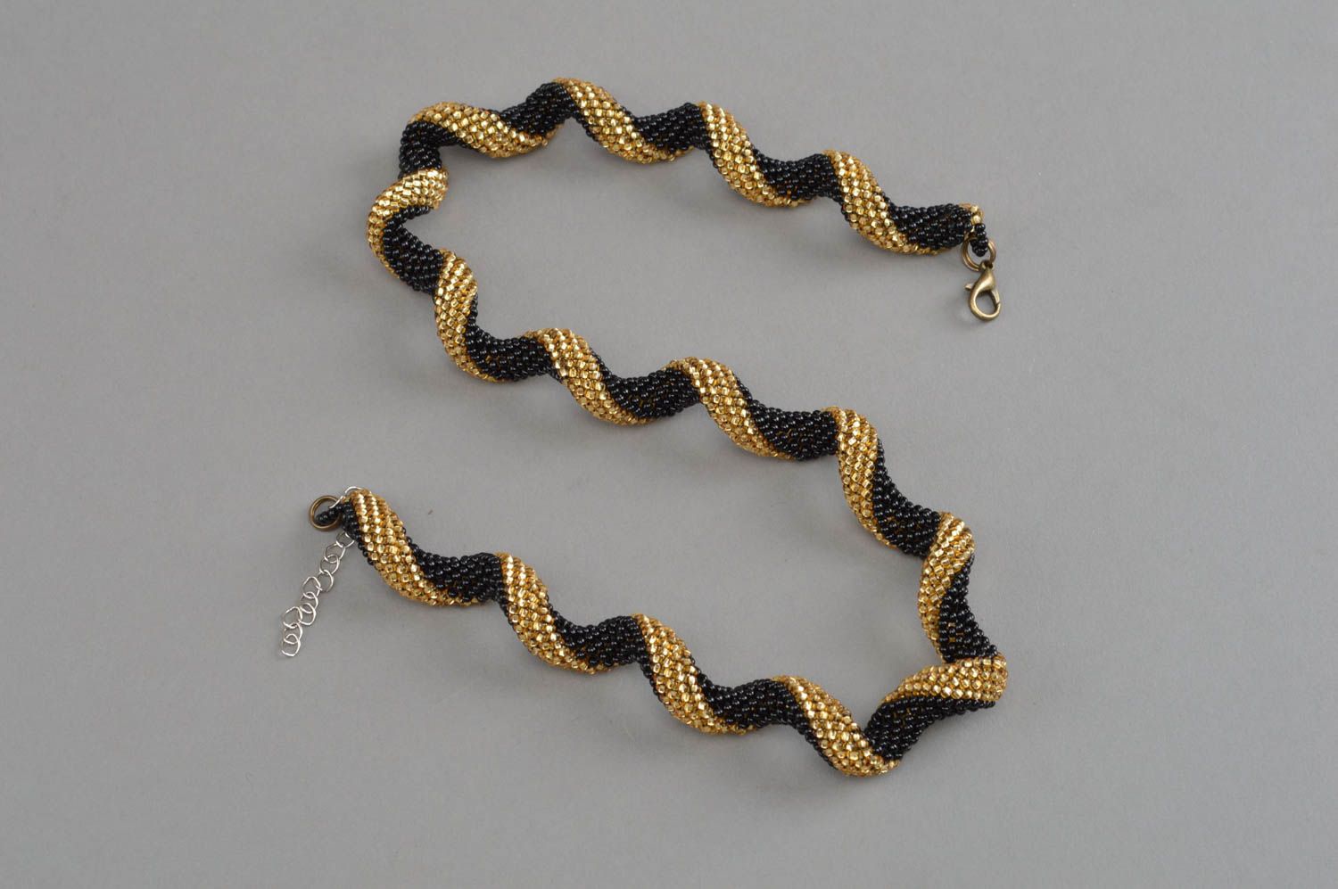Жгут из бисера плетеное шейное украшение ручной работы черное с золотым фото 4