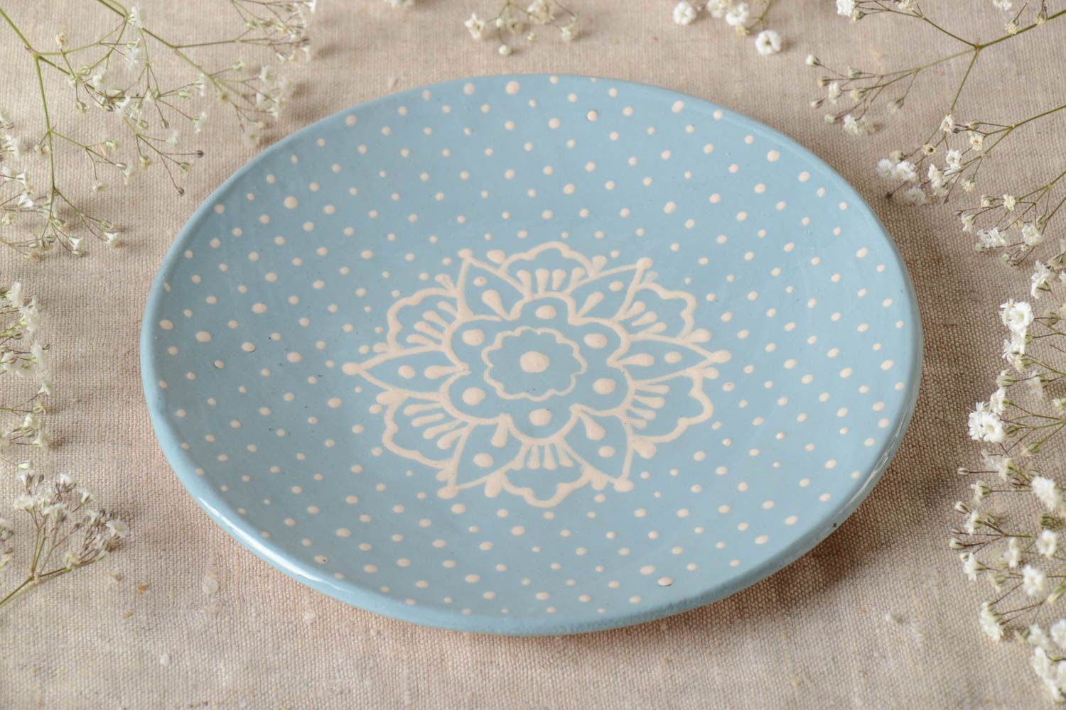 Плоская керамическая тарелка из гончарной глины ручной лепки с узорами Цвет фото 1