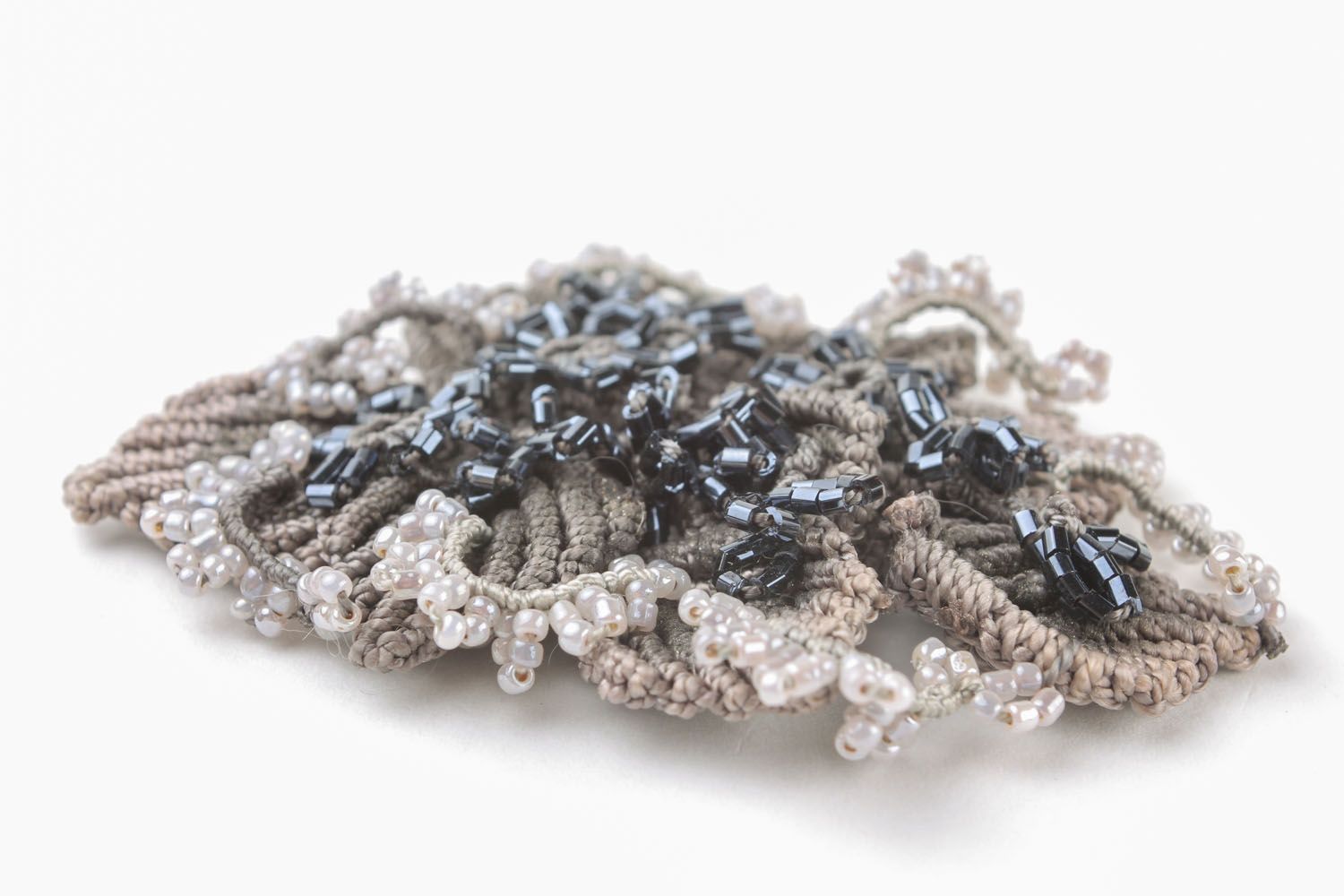 Broche fleur en fils et perles de rocaille photo 4