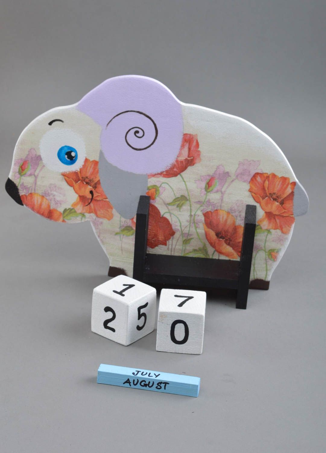 Holz Tischkalender für Kinder in Form von Schaf handmade Decoupage Mohnblumen foto 3