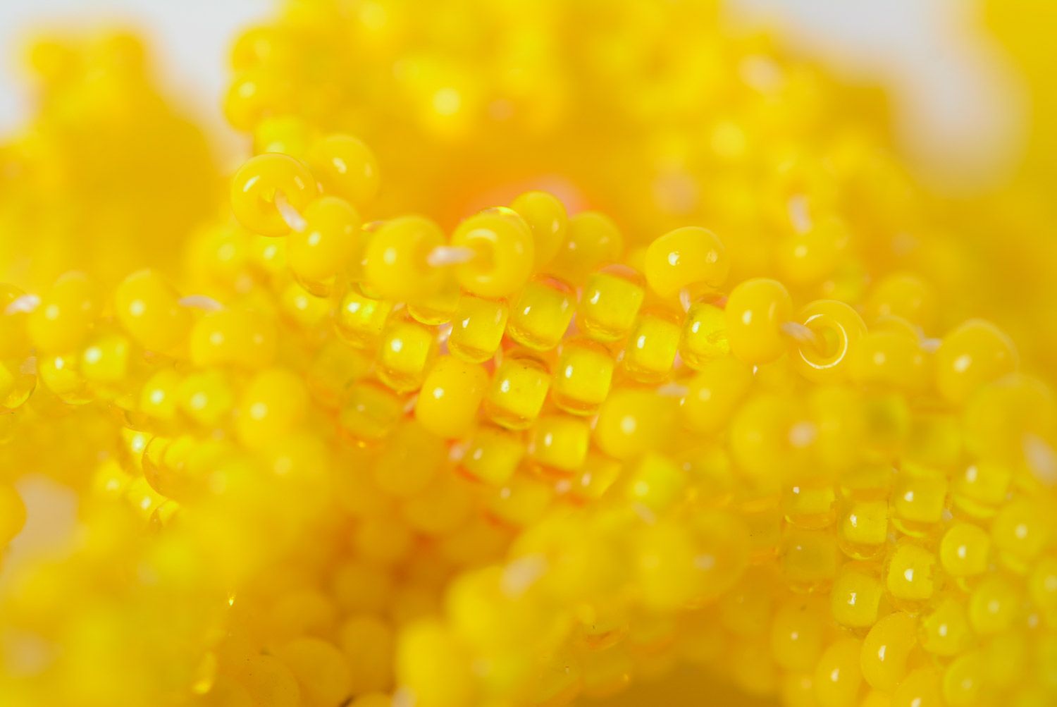 Grosse broche en perles de rocaille jaune faite main en forme de fleur photo 4