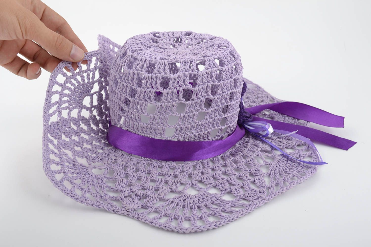 Хлопковая шляпа вязаная крючком ажурная с фиолетовым цветком ручной работы фото 3