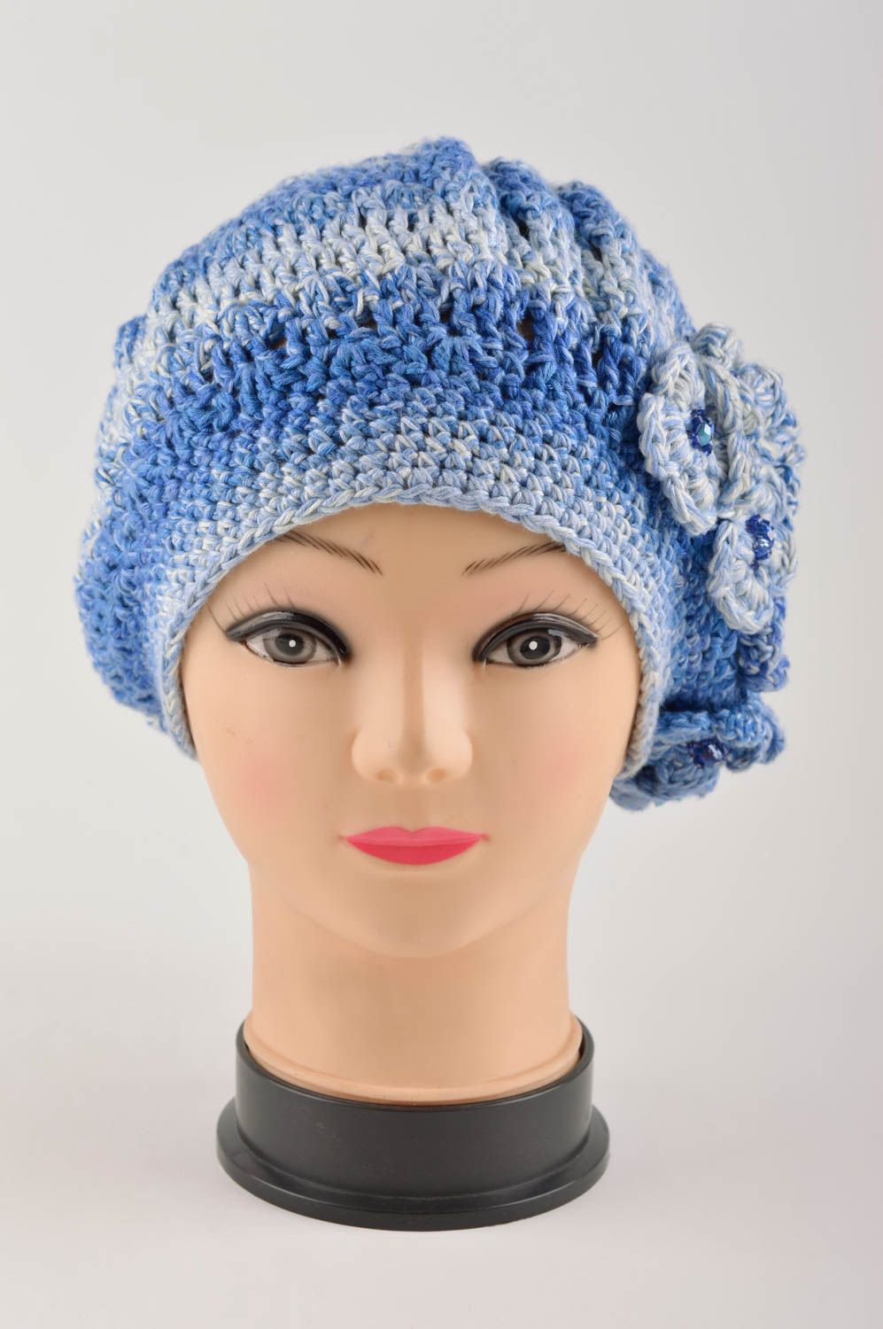 Вязаная шапочка ручной работы шапка модная голубая оригинальная шапка с цветами фото 3