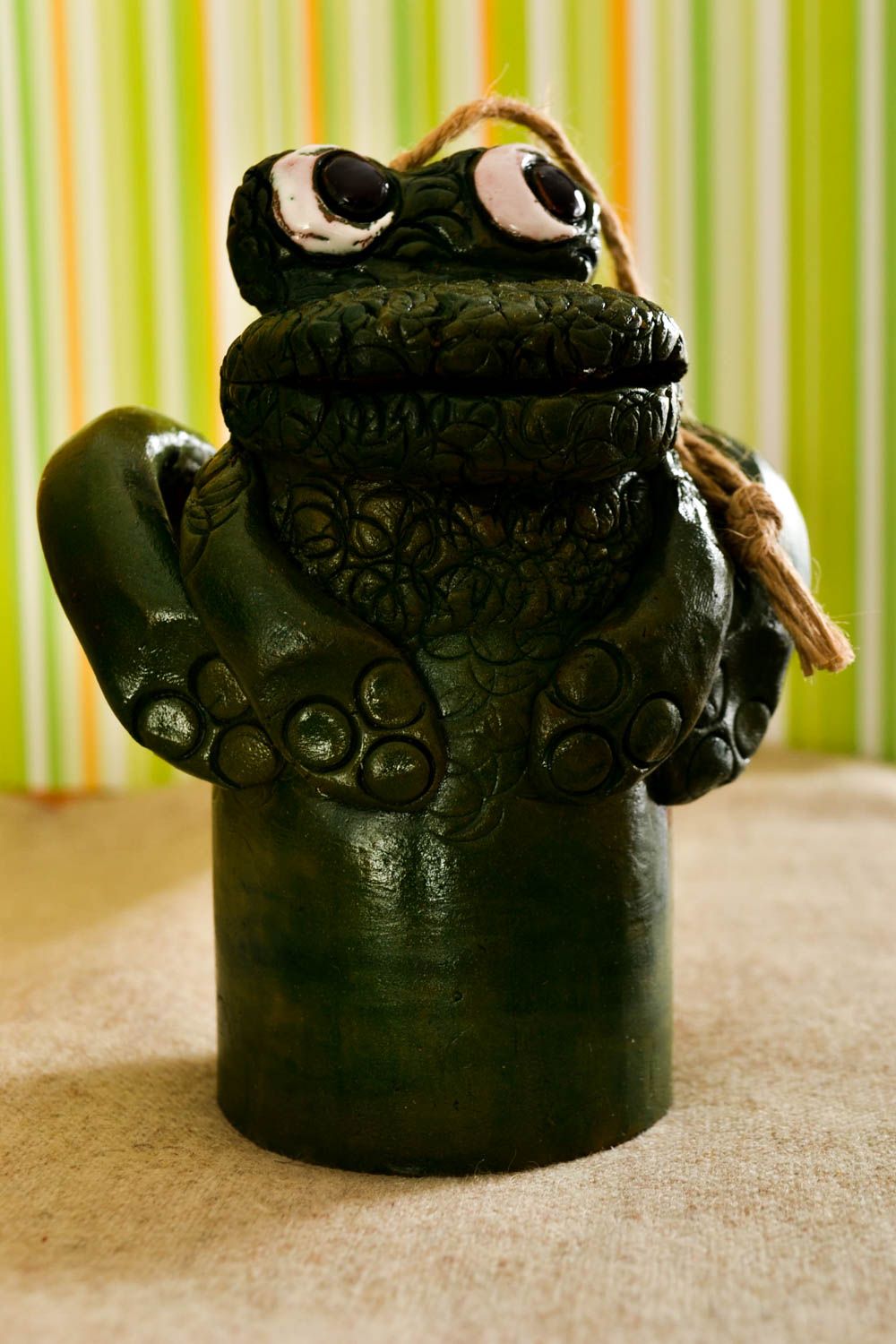 Керамика ручной работы колокольчик из глины лягушка фигурка колокольчик зеленая фото 1